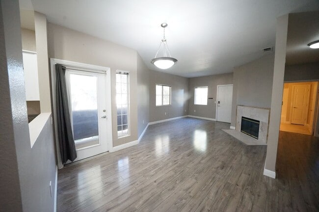 Building Photo - SHOWINGS AVAILABLE NOW