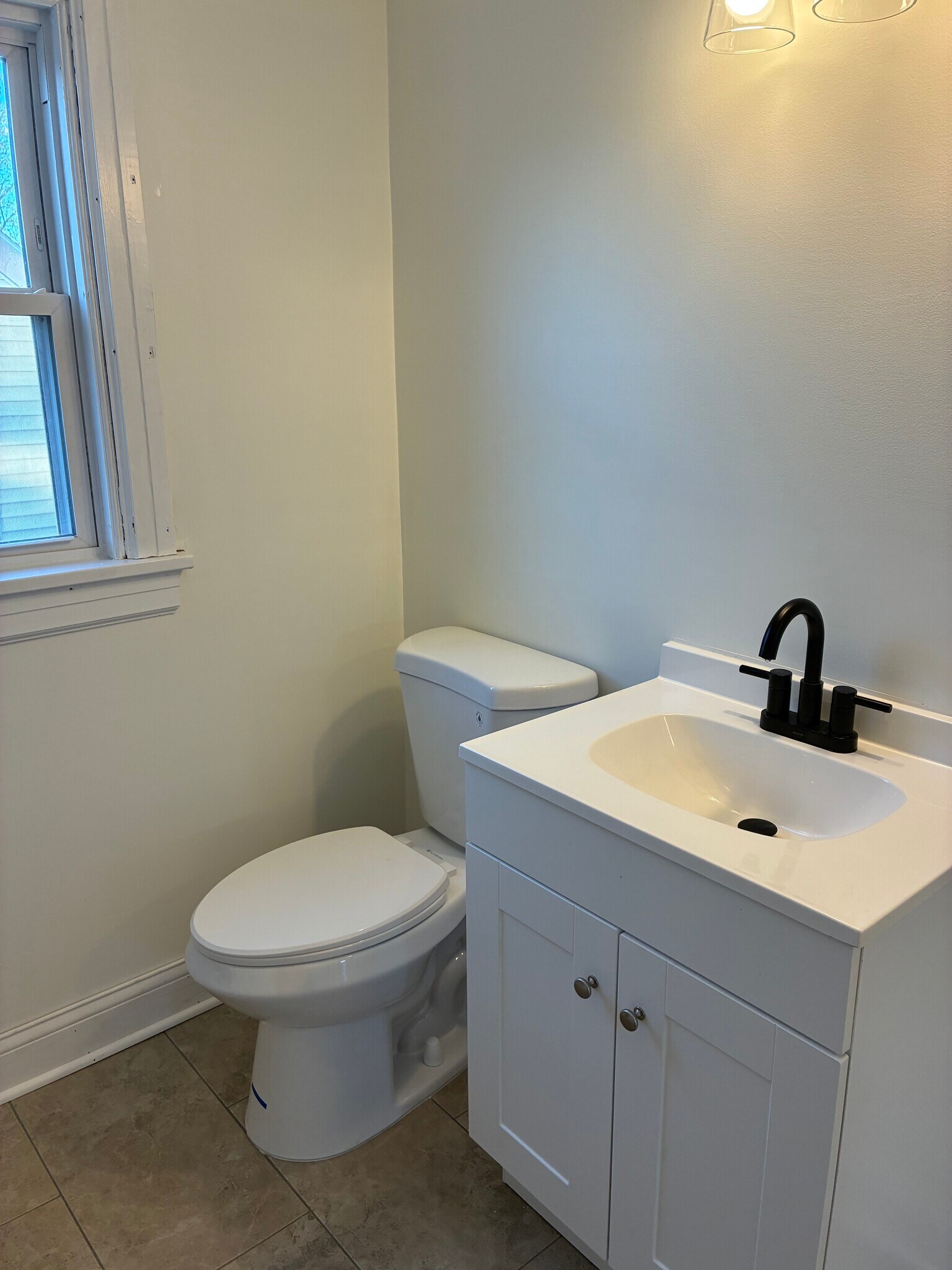 Brand new sink, toilet and tiled shower. - 326 Poplar St
