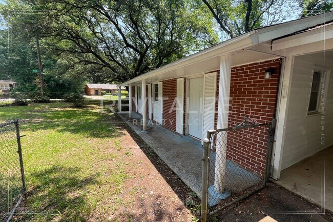 Building Photo - 3 Bedroom/1 Bathroom Home in West Mobile!