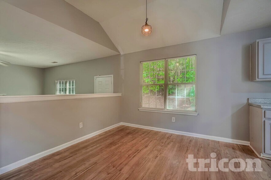 Building Photo - 3250 Diamond Blf