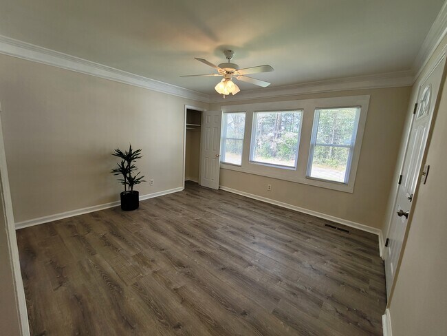 Livingroom w/Coat Closet - 3237 Gifford St