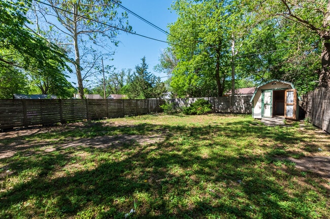 Building Photo - 1923 N Burns Ave