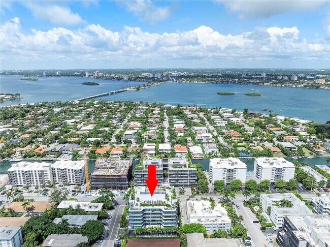 Building Photo - 9901 W Bay Harbor Dr