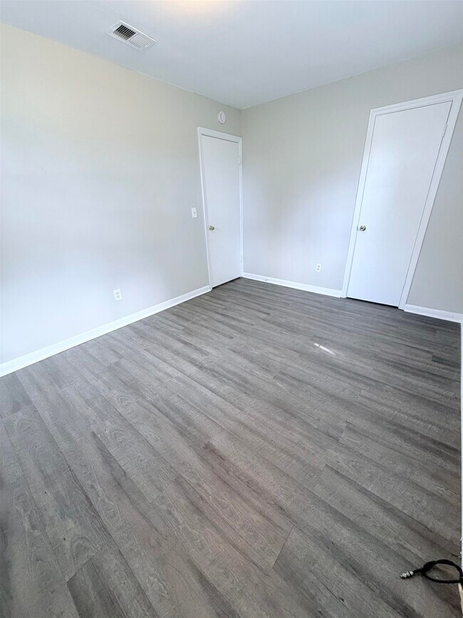 Building Photo - 4830 Ruthenia Rd