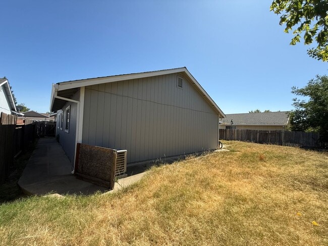 Building Photo - Spacious 4bed 2bath home in the Rio Linda/...