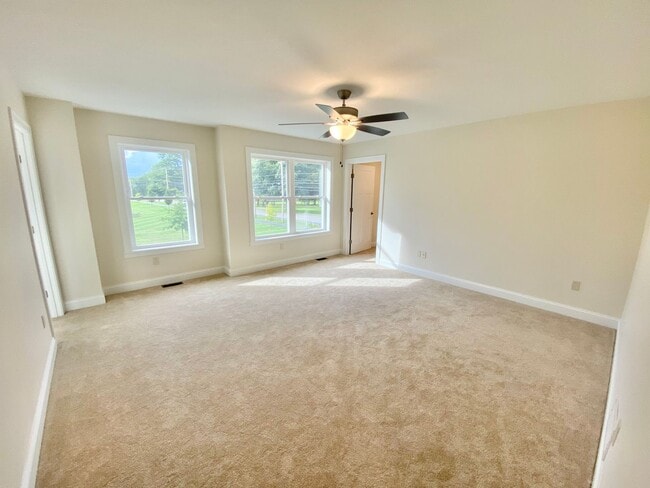 Building Photo - 3 Bedroom Townhouse Essex Junction VT Avai...