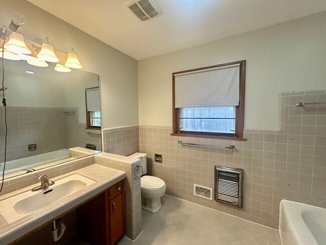 Building Photo - Great ranch style home located on a large ...