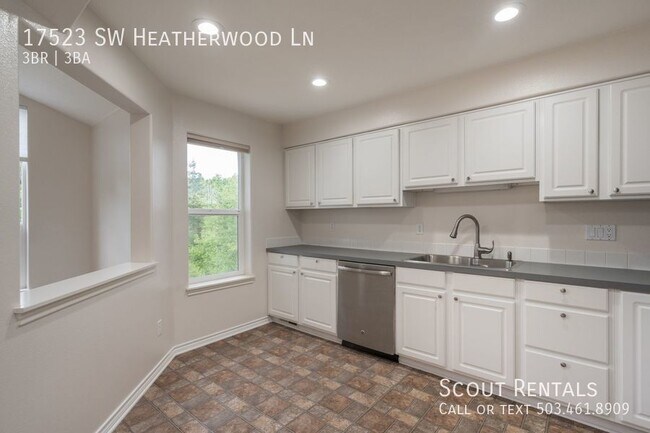 Building Photo - Spacious Sherwood Townhouse!