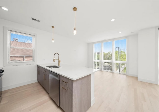 Building Photo - 2700 W Jackson Blvd