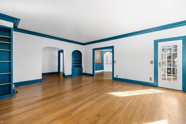 Building Photo - 2004 Hillcrest Rd