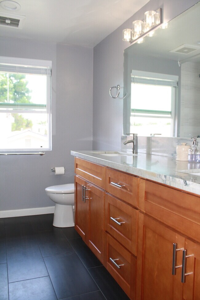 Building Photo - Gorgeous 4 Bedroom, 2 Bath in the Lovely Huntington Beach!