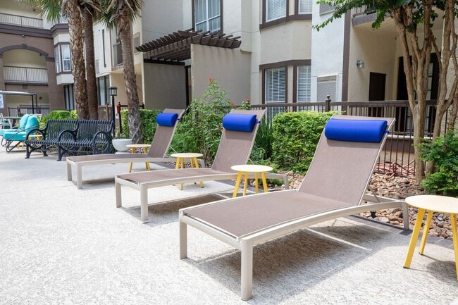 Building Photo - 4001 Fannin St