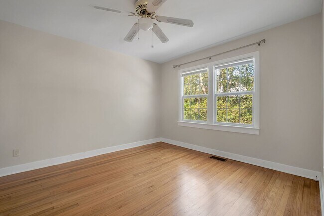 Building Photo - Charming Midtown Apartment