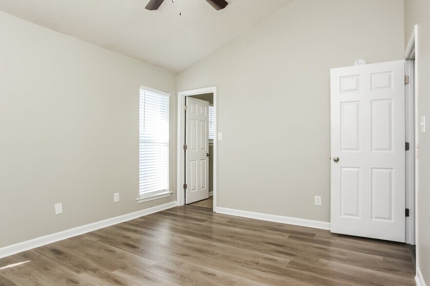 Building Photo - 6325 Sandbourne E