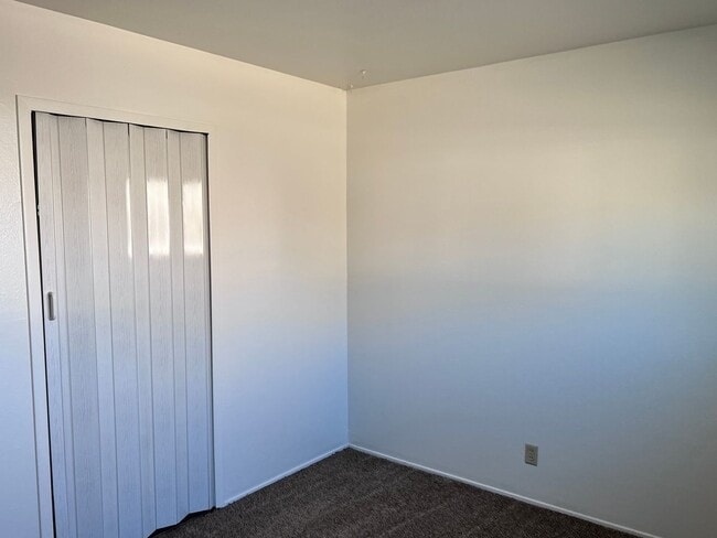 Building Photo - Nice Nob Hill Location with 3 Bedrooms