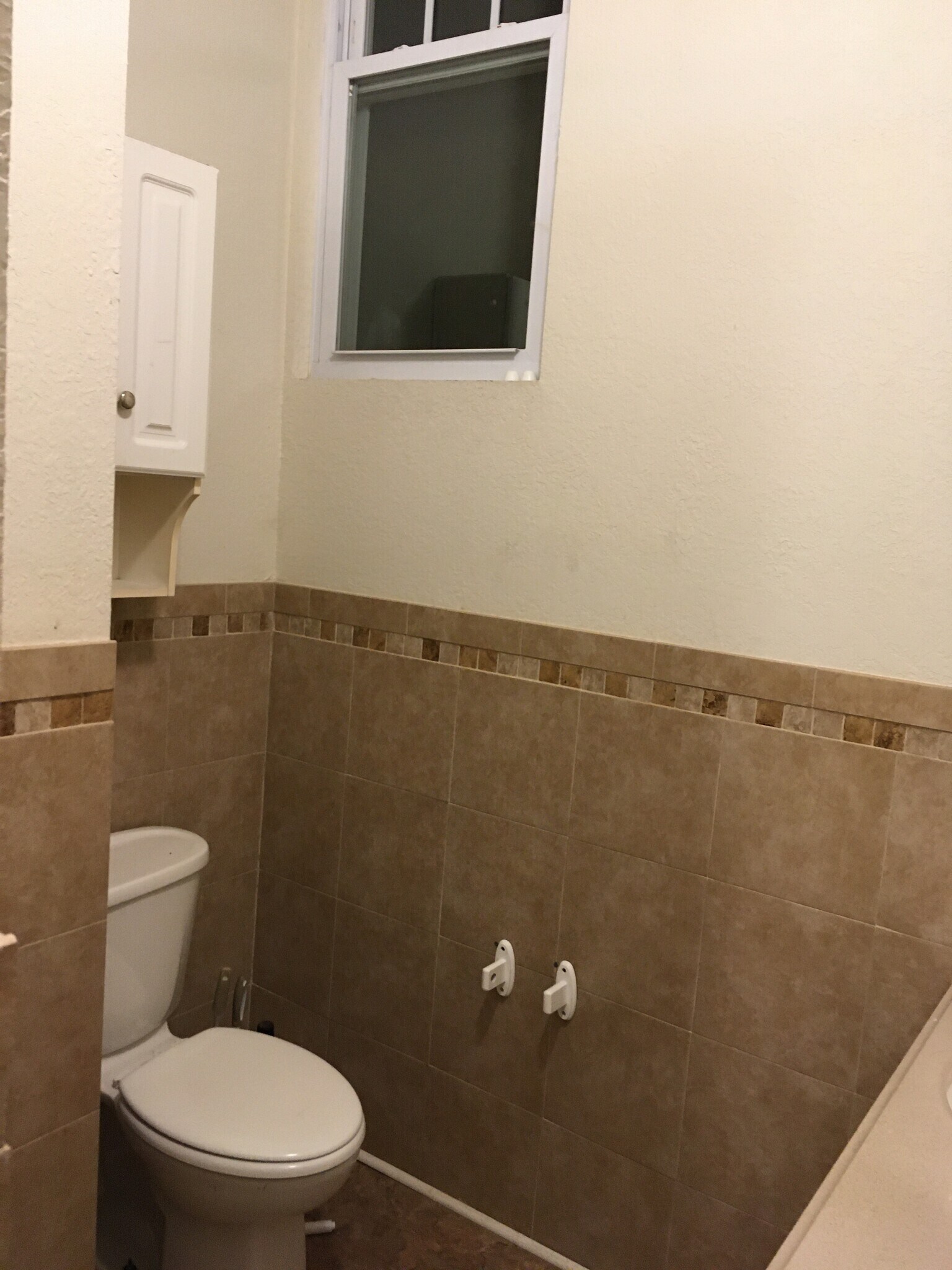 Toilet recess w/ window - 419 Houston St