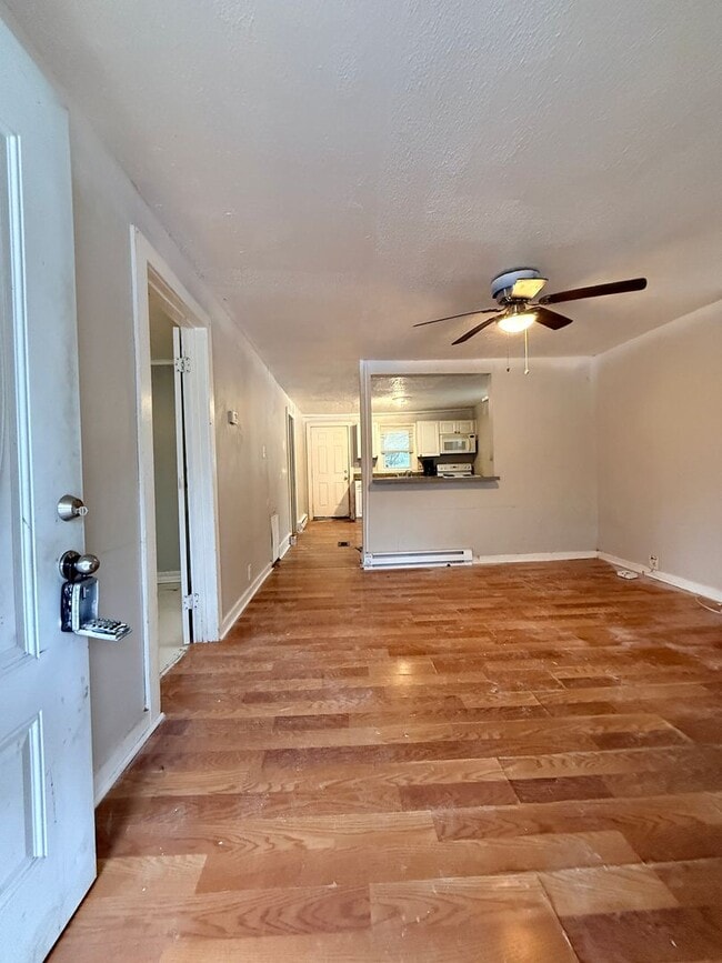 Building Photo - COMING SOON! 2 Bed House! Making it ready for you!