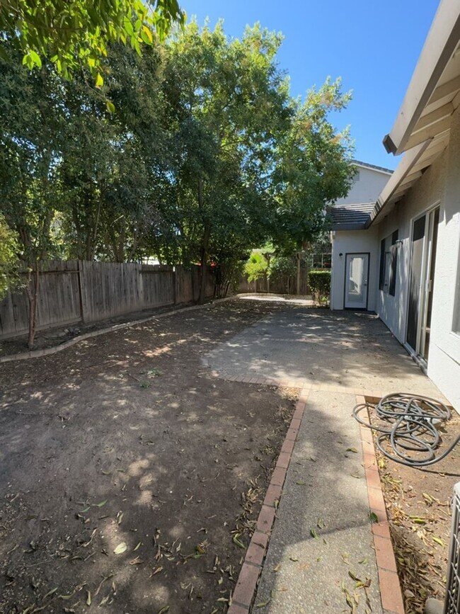 Building Photo - Roseville home available Nov 15th. -artifi...