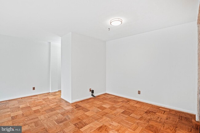 Dining area - 575 Thayer Ave