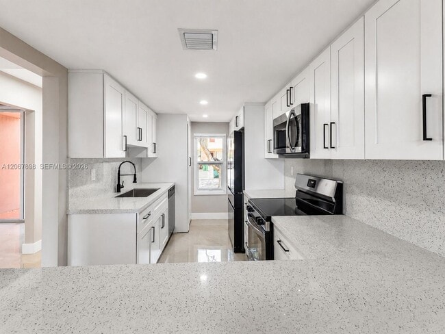 Building Photo - 14124 SW Kendale Lakes Cir