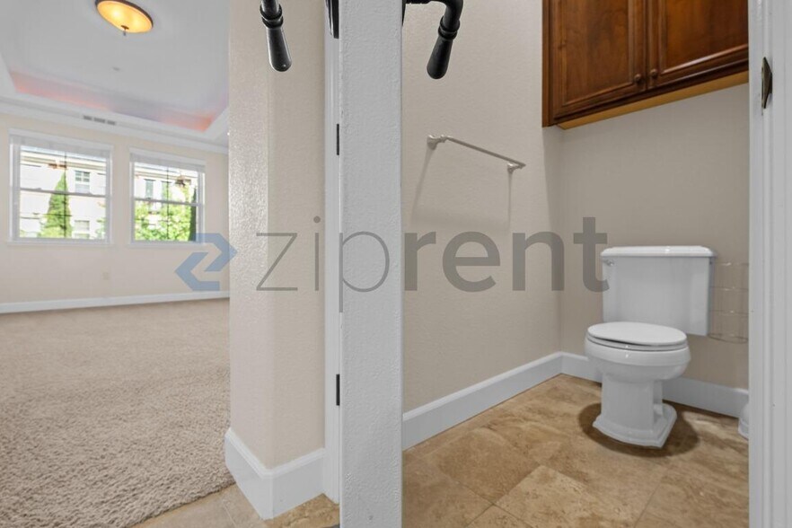 Building Photo - Unit