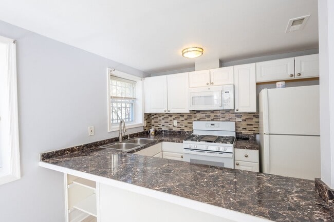 Building Photo - Charming 2 BR/1 BA Apartment in Washington...