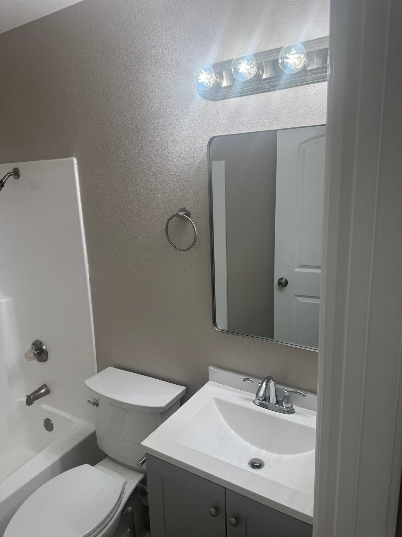 Building Photo - 374 N Ave 57