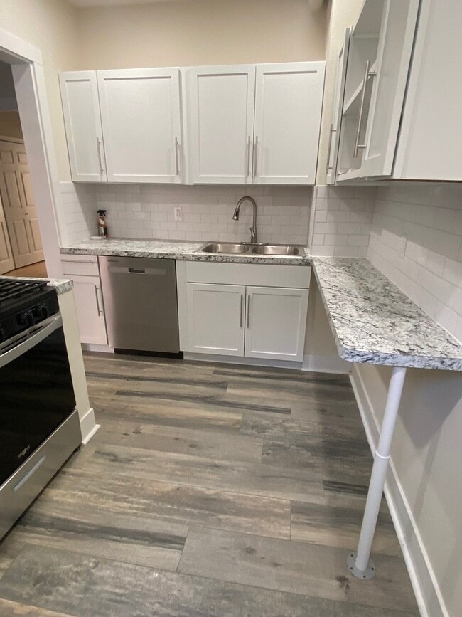 Building Photo - 2210 E 70th St