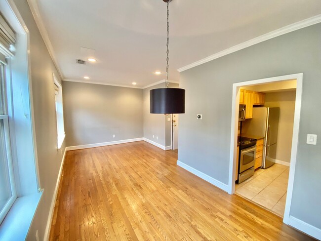 Building Photo - Logan/Dupont 1BR 1BA unit with hardwood fl...