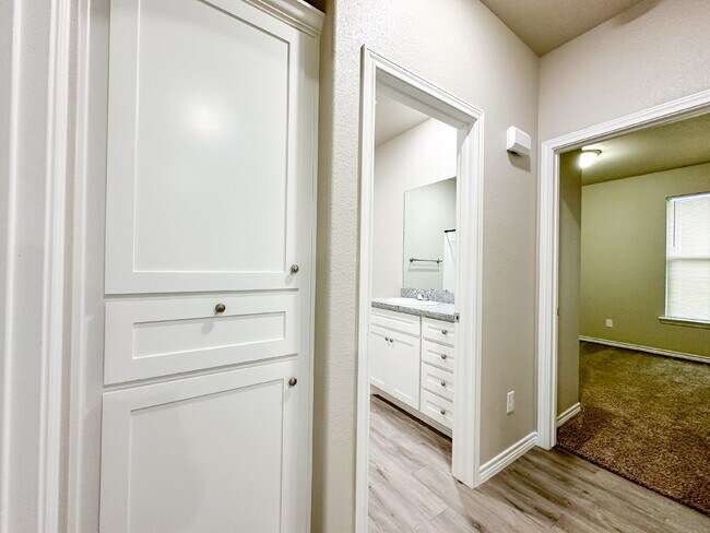 Building Photo - Newer Built 3/2/2 in Frenship ISD!