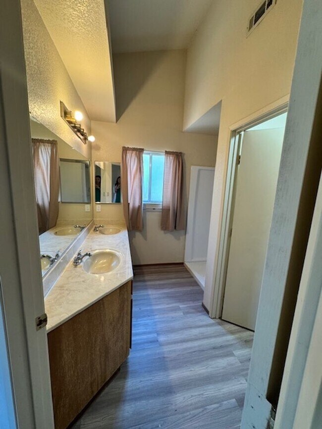 Building Photo - North Hilltop Home with 2 Car Garage