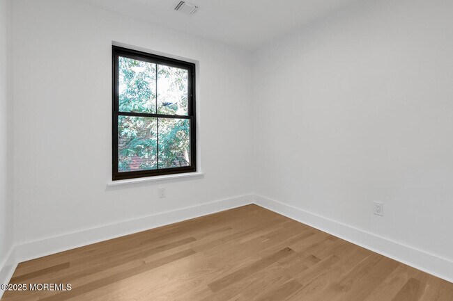 Building Photo - 516 River Rd