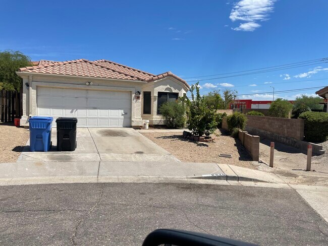 Building Photo - 2318 E Topeka Dr