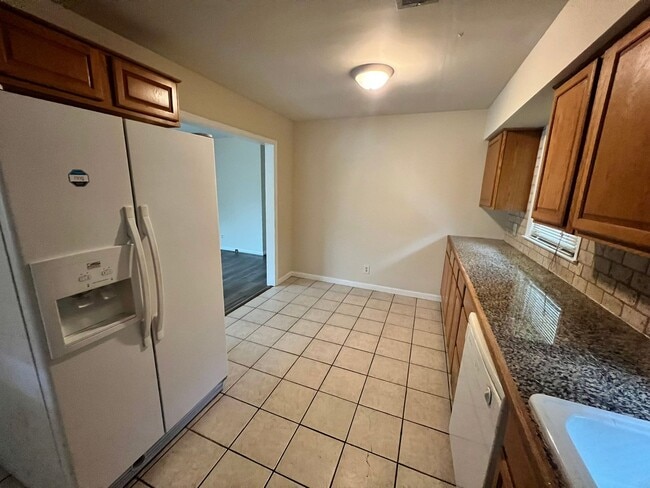 Building Photo - 3Br/1Ba Off Steam Mill Road- Move In Special