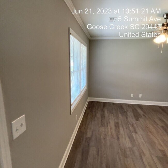Building Photo - Relaxed Living with Spacious Yard in Goose...