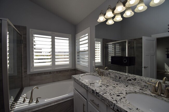 Building Photo - Spacious and Bright 5 Bed 3.5 Bath in Riverton!!