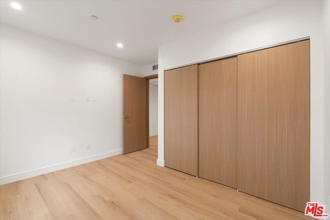 Building Photo - 11025 Blix St