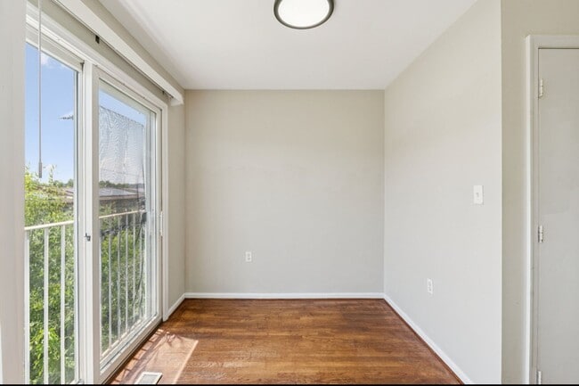 Building Photo - Spacious 3BR Townhome Near Metro & Nationa...