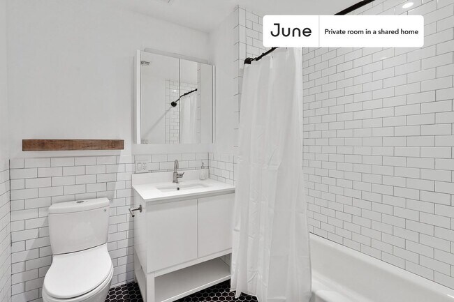 Building Photo - Private bedroom in 5 bed/3 bath Home