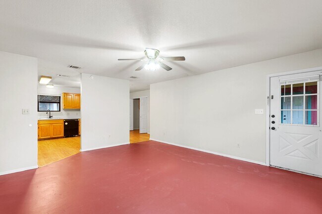 Building Photo - Eclectic 3 Bedroom, 2 Bathroom Home - 2 Car Garage - Fenced Yard and More!