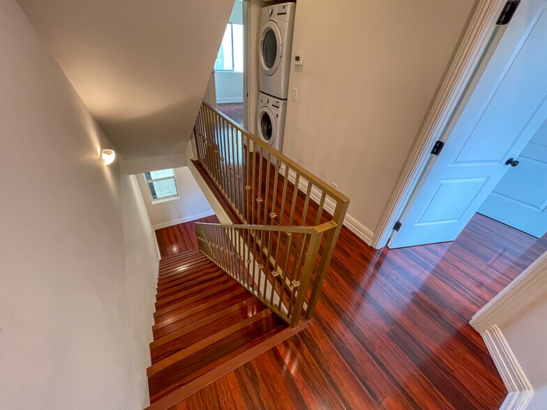 Building Photo - 2027 Beloit Ave