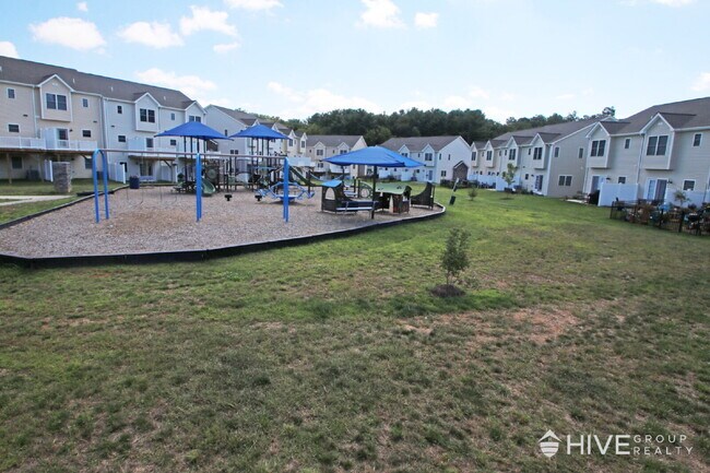 Building Photo - Beautiful End-Unit Townhouse with Pond Vie...