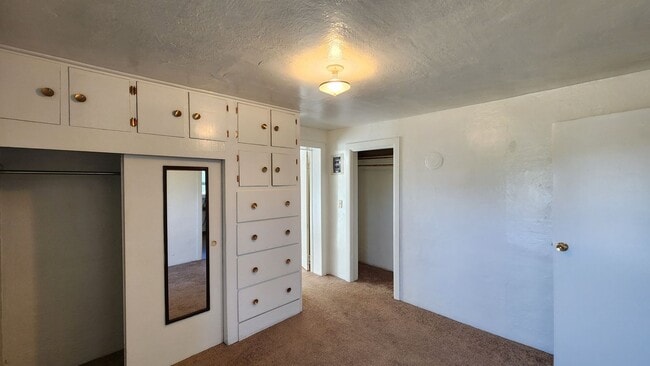 Building Photo - Home on Two Acres with Pets Considered