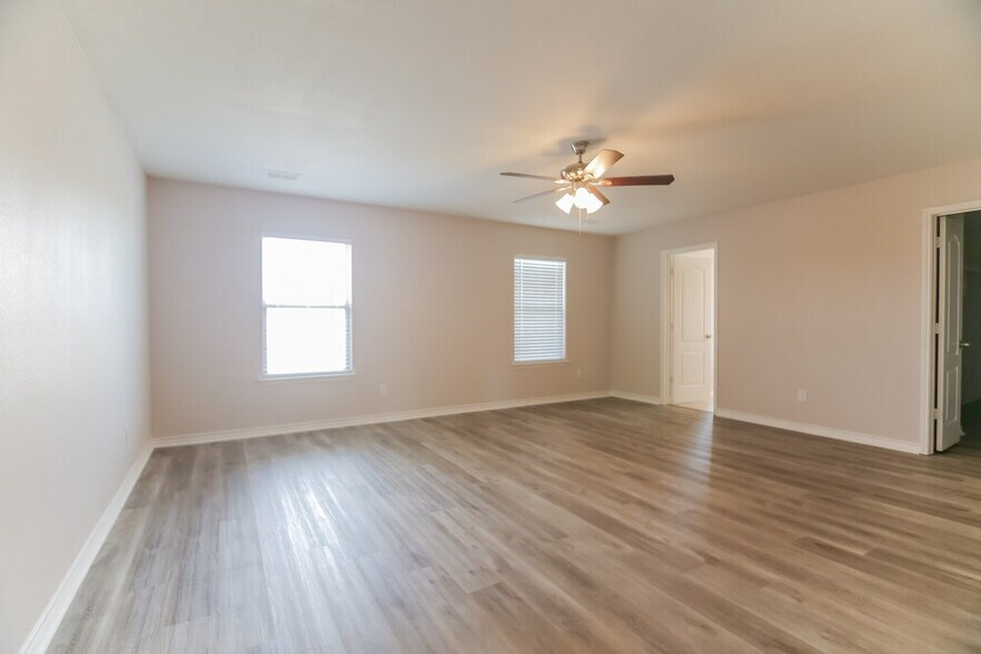 Building Photo - 1020 Callalily Dr