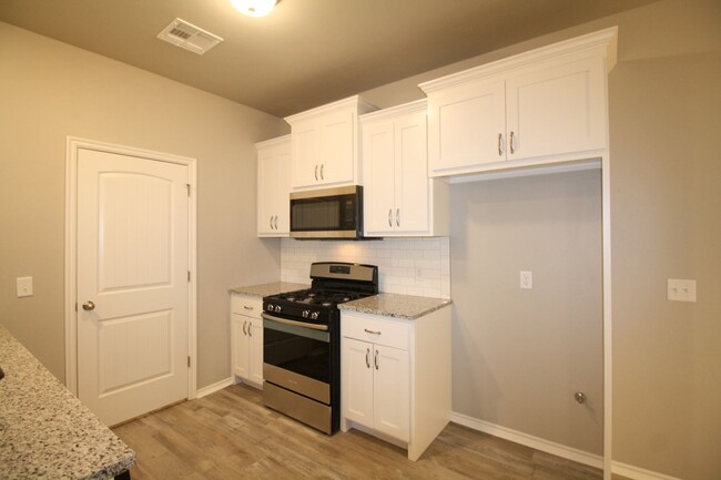Building Photo - Cute 3 Bedroom Duplex in Edmond