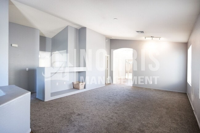 Building Photo - Great Home Located in Town with a Pool