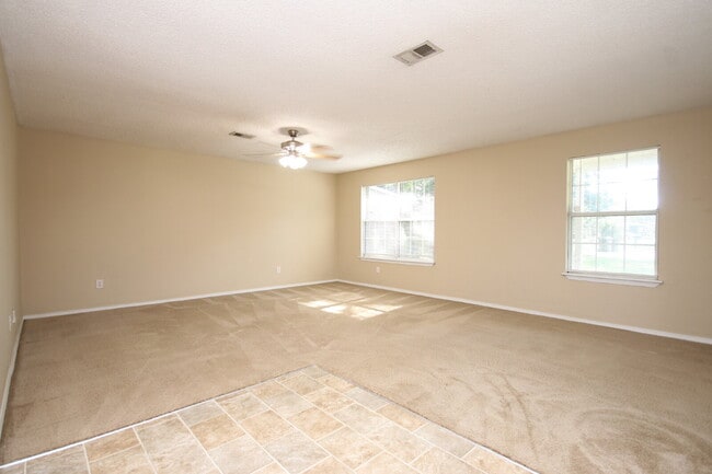 Building Photo - Move-in Ready Spacious & Pet-Friendly 3/2 ...