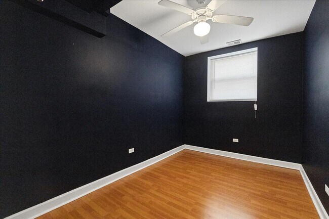 Building Photo - 3700 N Sheffield Ave