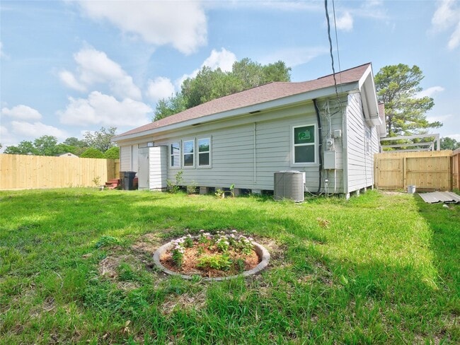 Building Photo - 2703 Areba St