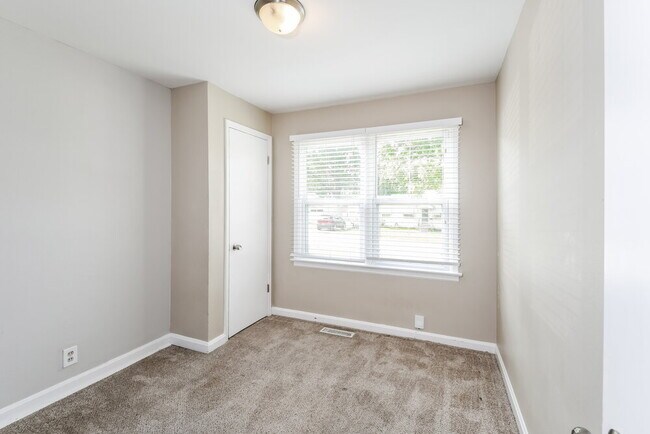 Building Photo - 1123 Roxton Dr